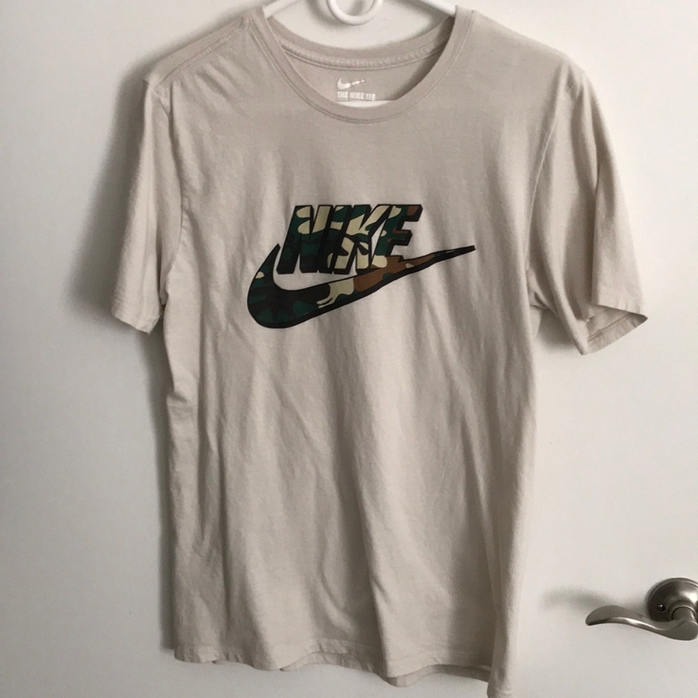 NIKE MEDIUM T-SHIRT - ATHLETIC CUT